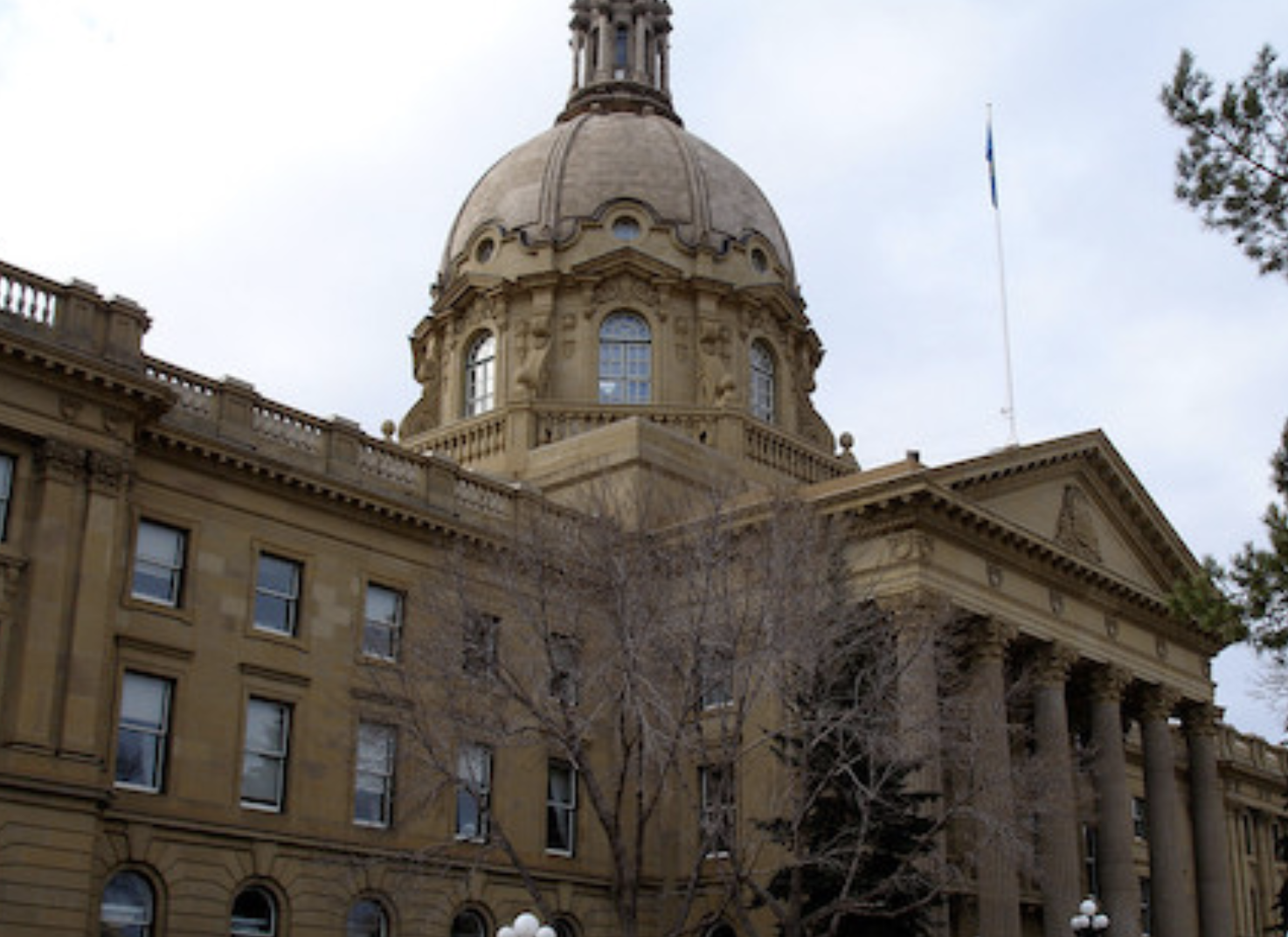 https://www.theenergymix.com/complete-farce-ottawa-defers-to-alberta-on-impact-assessment-despite-overwhelming-indigenous-rejection/